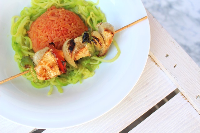 Rezept: Roter Reis mit Zucchini Nudeln und Putenspieße